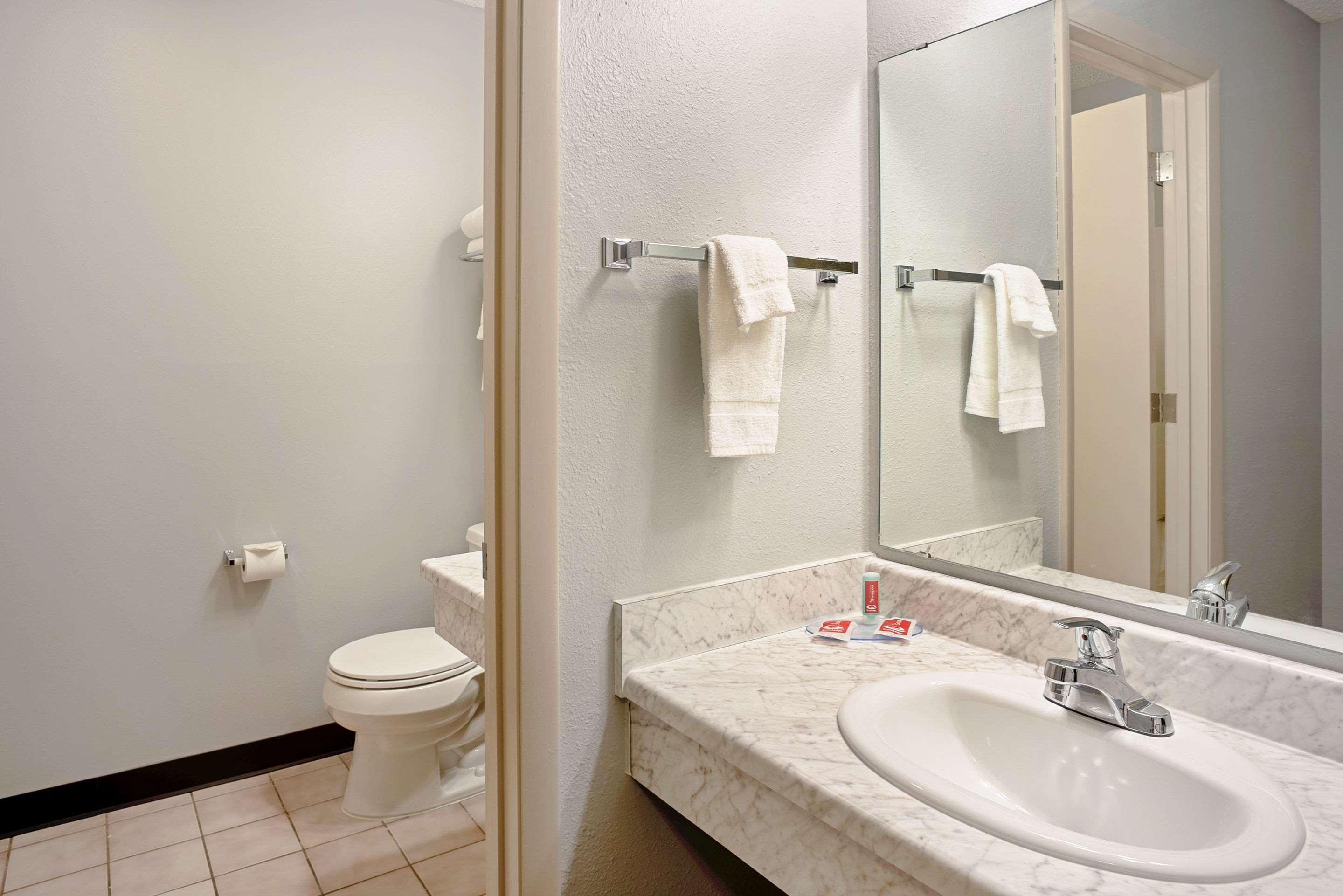Quality Inn Frontier At Us Hwy 30 Clinton Exteriér fotografie